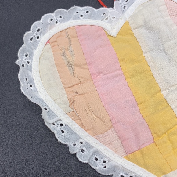Vintage 3 Feed Sack Quilted Handmade Heart Shaped Eyelet Lace Ornaments Coasters - Picture 9 of 9
